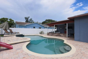 Pool Vibes Largo - Pool House Close to Clearwater/StPete Beach!, Largo